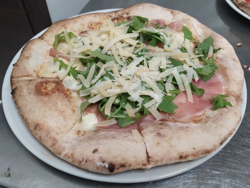 pizza spring with ham, rocket and parmesan flakes