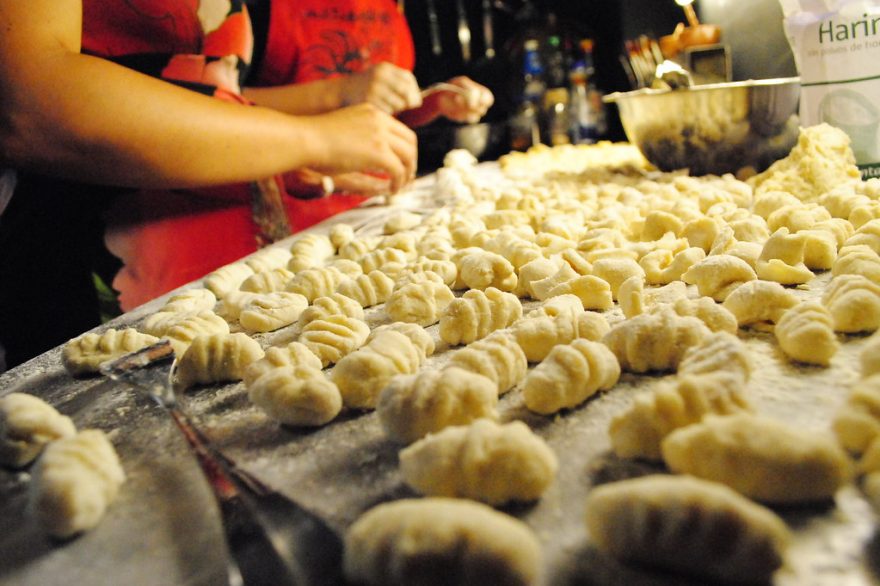frisch zubereitete und gestreckte Knödel
