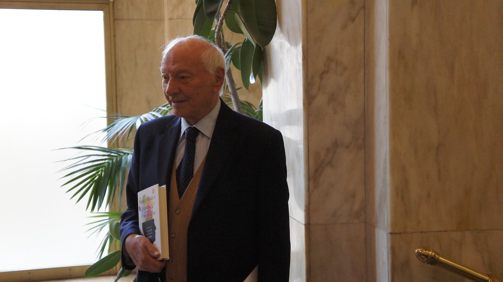 Piero Angela con in mano un libro 