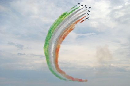 View of the tricolor arrows with colored trail