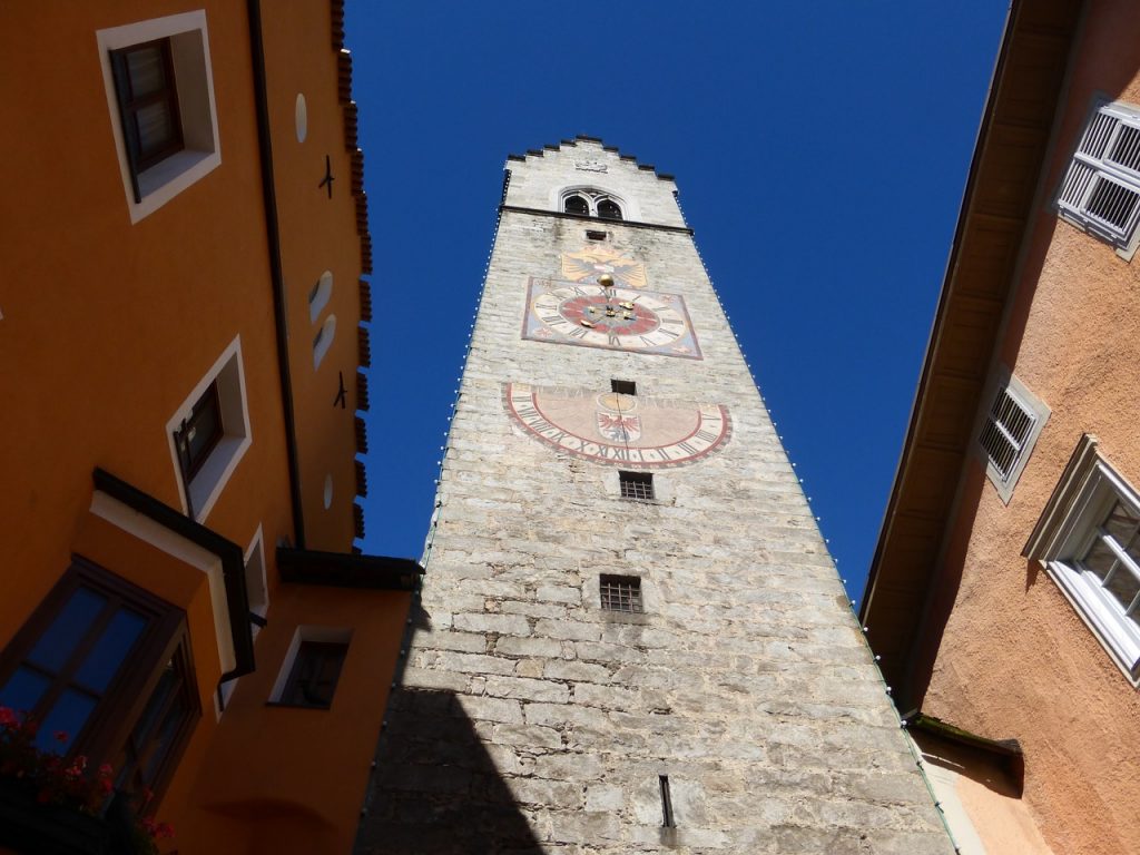 La torre civica di Vipiteno in pietra con meridiana