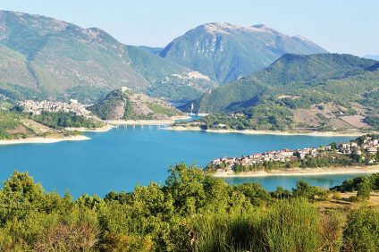 Vallate del Turano al cui centro risalta l'omonimo lago su cui si affaccia Colle di Tora