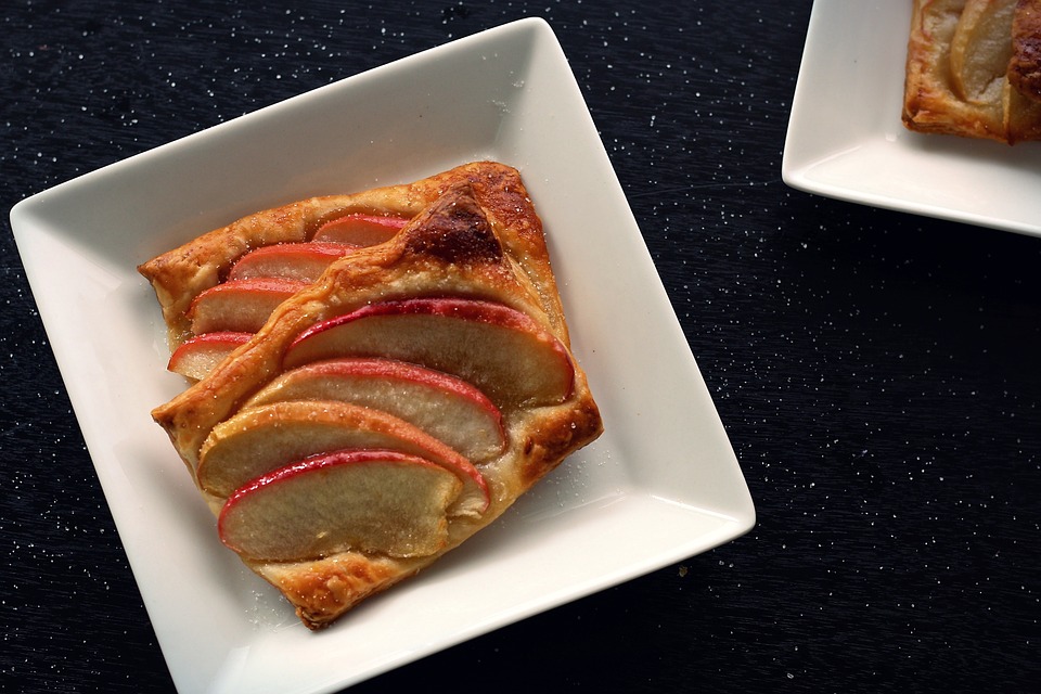 tranche de tarte aux pommes dans une assiette carrée