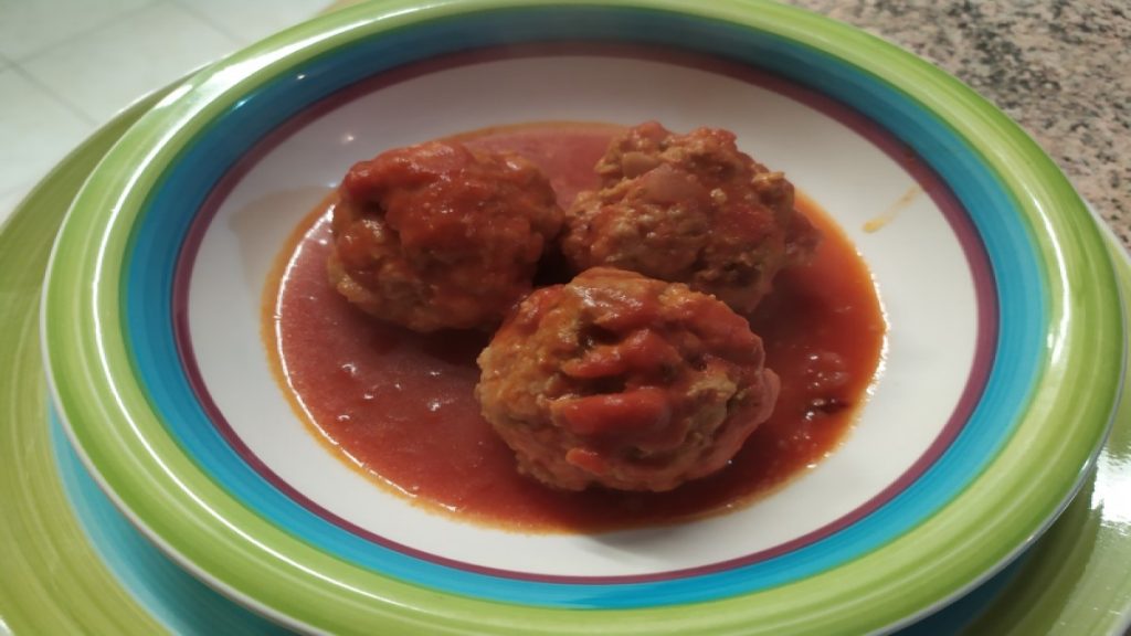 piatto con polpette di carnevale