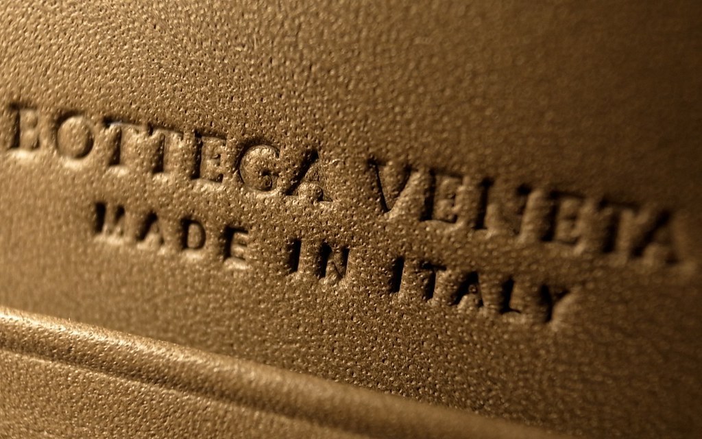scritta su cuoio " bottega veneta made in Italy"