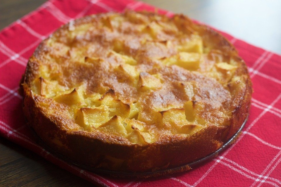 fertiger Apfelkuchen auf Tablett