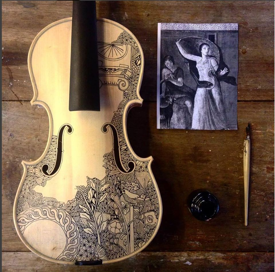 violin painted by the artist Leonardo Frigo