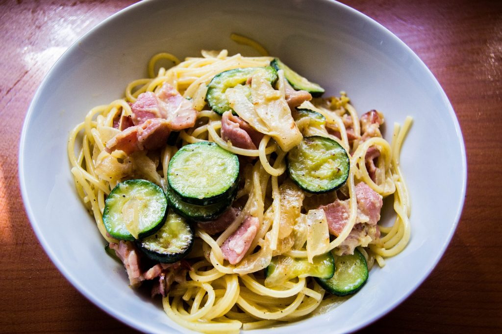 Gordon Ramsay - ein Gericht aus Carbonara mit Zucchini und Speck