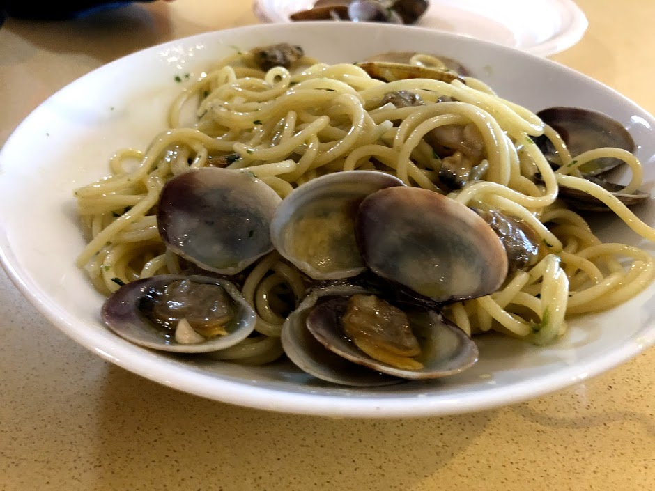 Spaghetti with clams on the plate