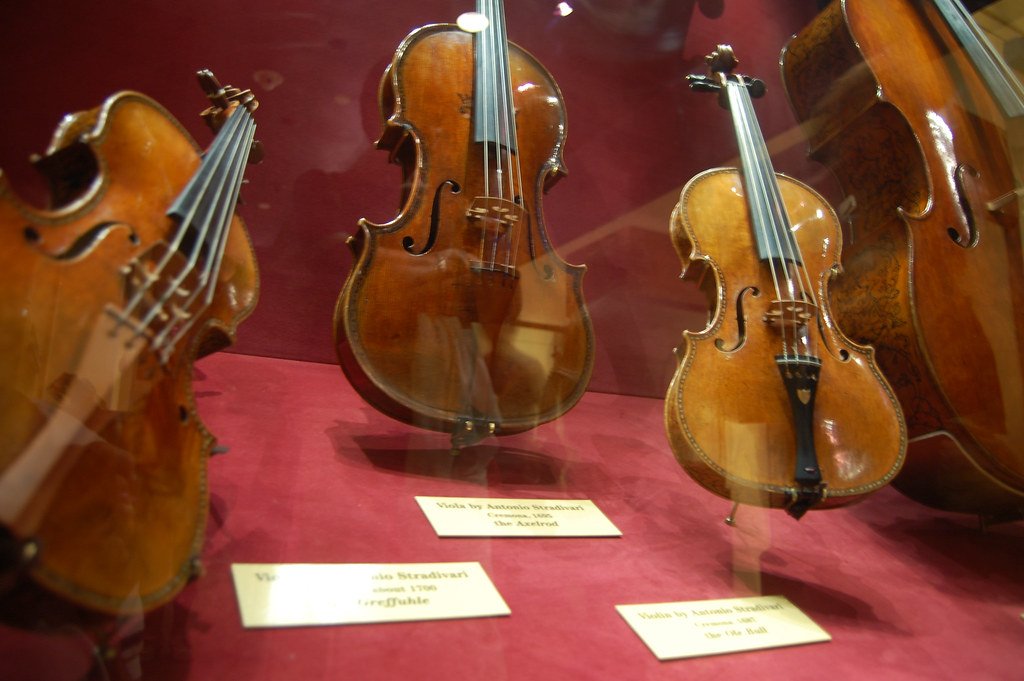 tre violini stradivari esposti in vetrina 