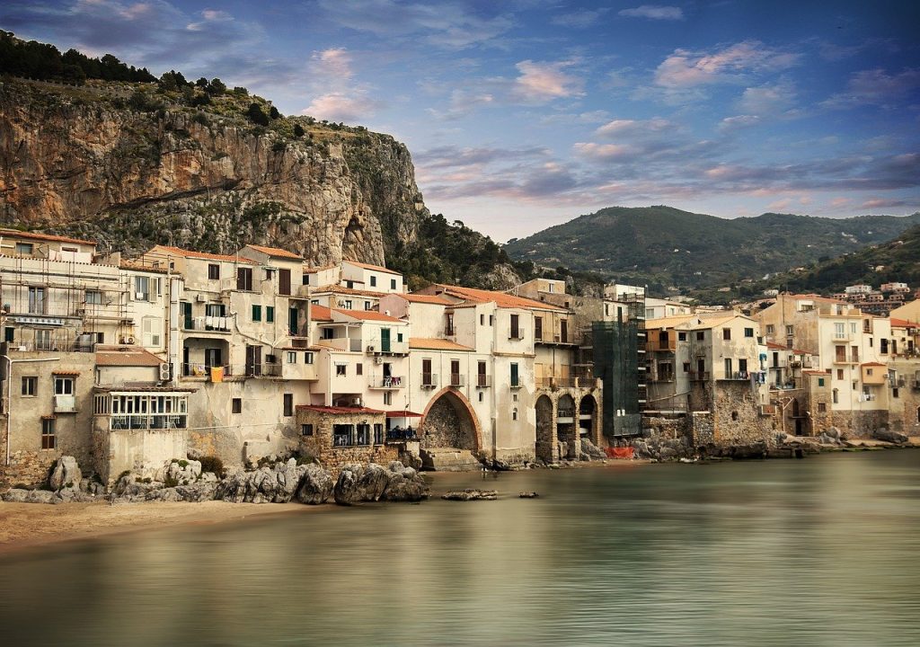 Immagine della rocca di Cefalù e relativo abitato / Image of the fortress of Cefalù and its built-up area