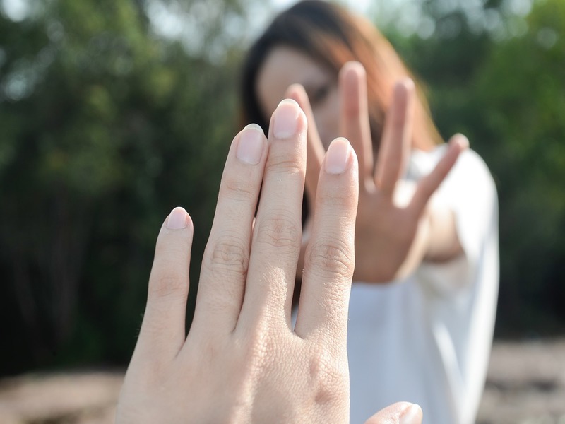 persone che si toccano attraverso un vetro in inerzia