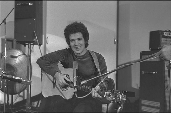 Schwarz-Weiß-Foto von Lucio Battisti mit der Gitarre