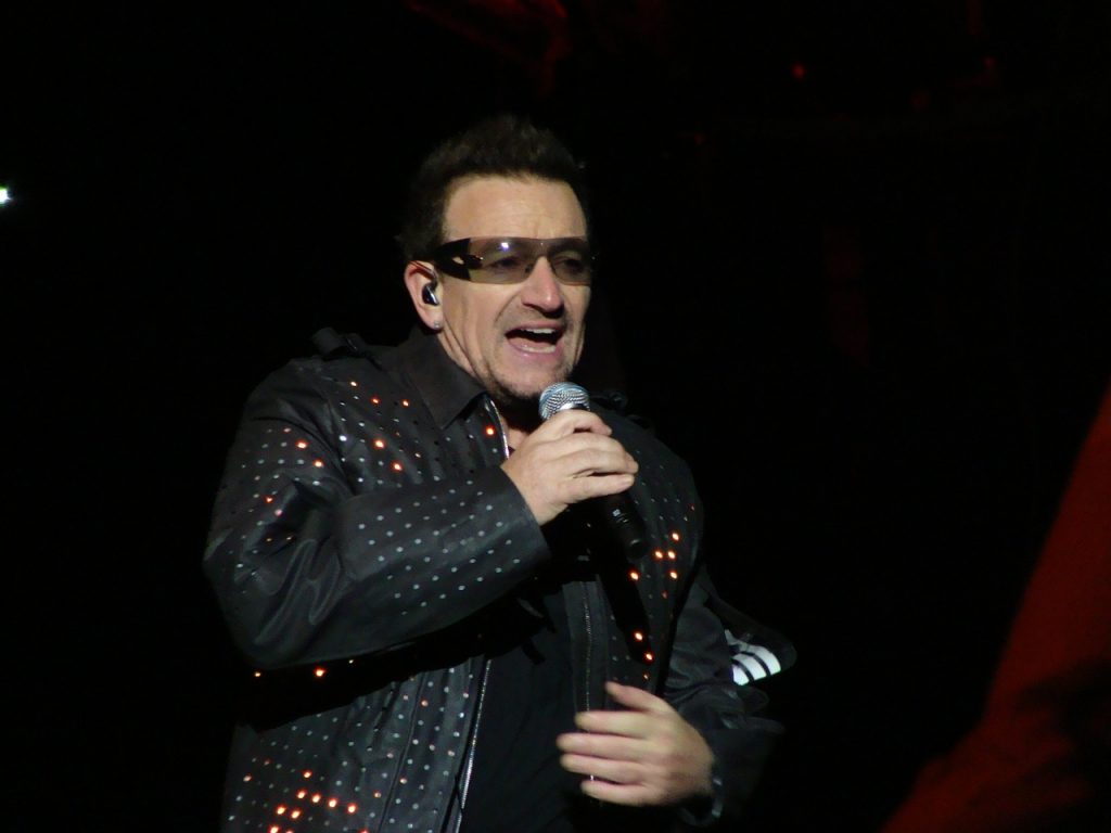 Bono Vox durante un concerto