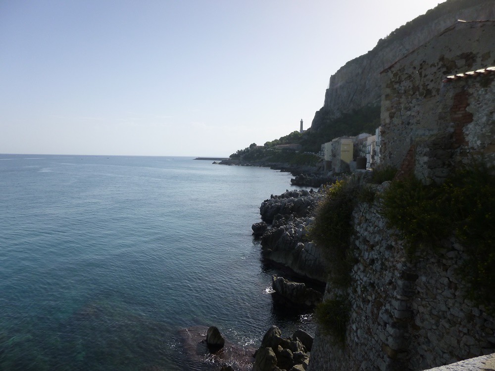 Rocca de Cefalù. Vista desde la base rocosa hacia la costa