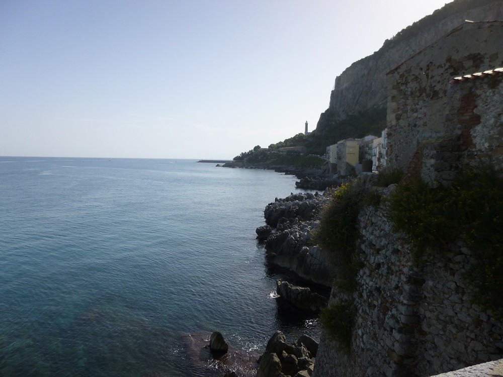 Rocca di Cefalù. Veduta dalla base rocciosa verso la costa