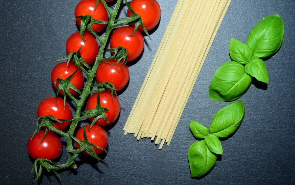 Anniversario dell'Unità d'Italia, 2020- sul tavolo pomodori pachino spaghetti e due foglie di basilico