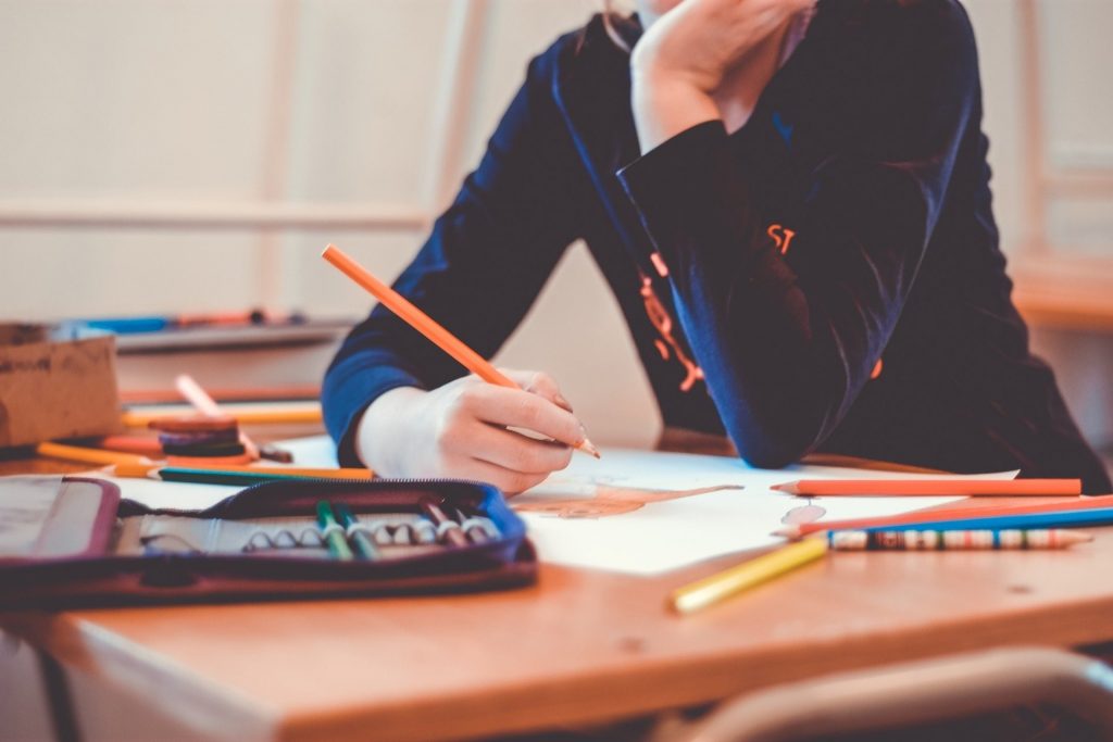 #lascuolanonsiferma - élève occupé à faire ses devoirs