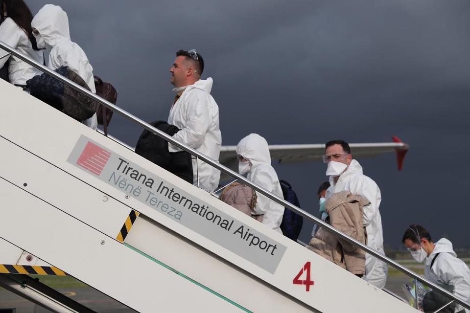 Albanian doctors while boarding at Tirana airport medici albanesi che si imbarcano per l'italia