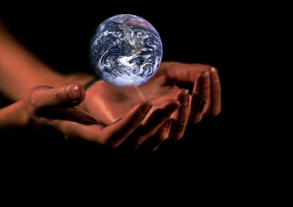 humanitas - les mains qui "tiennent" la terre