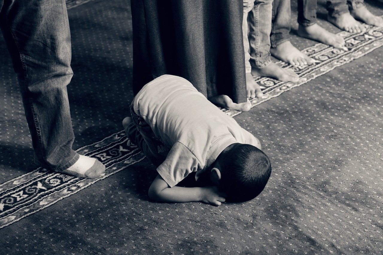 ramadan - foto in bianco e nero di un bambino che prega