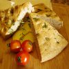 Levure. Focaccia artisanale agrémentée d'épices et de tomates cerises