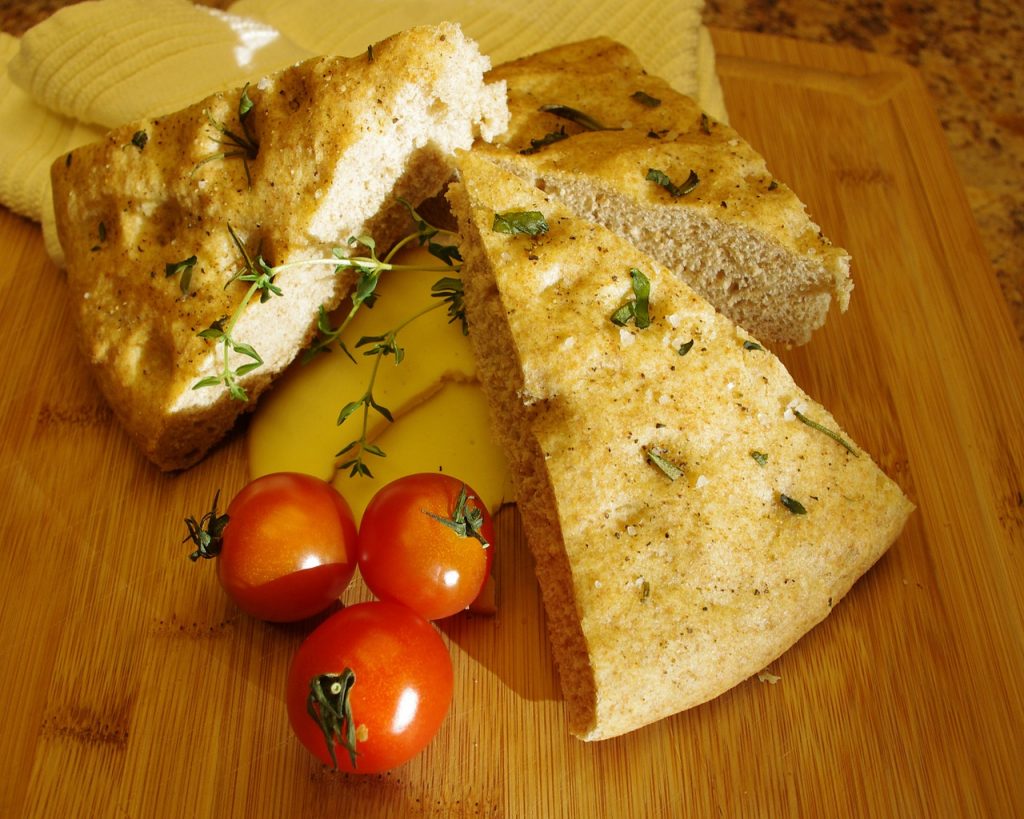 Hefe. Handwerkliche Focaccia mit Gewürzen und Kirschtomaten