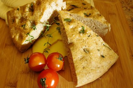 Fermento. Focaccia artesanal embelezada com especiarias e tomate cereja