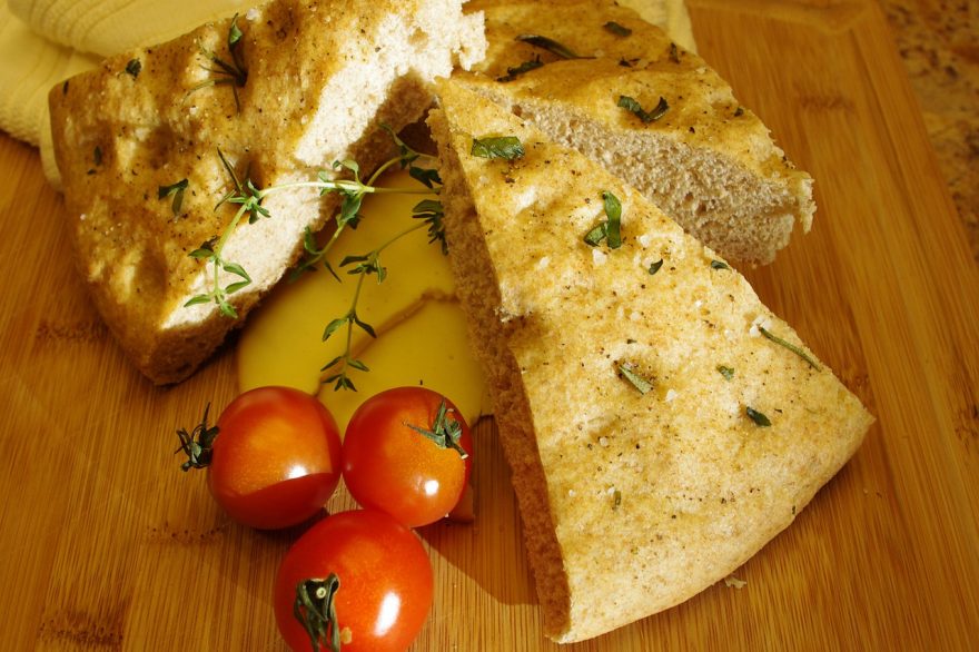 Levadura. Focaccia artesanal adornada con especias y tomates cherry