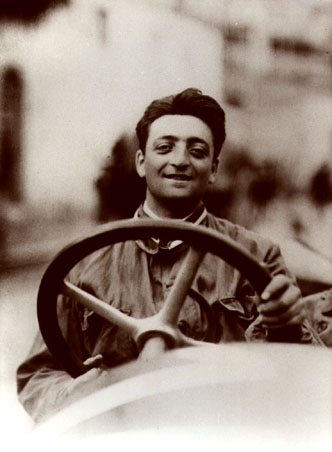 Enzo Ferrari nella sua automobile