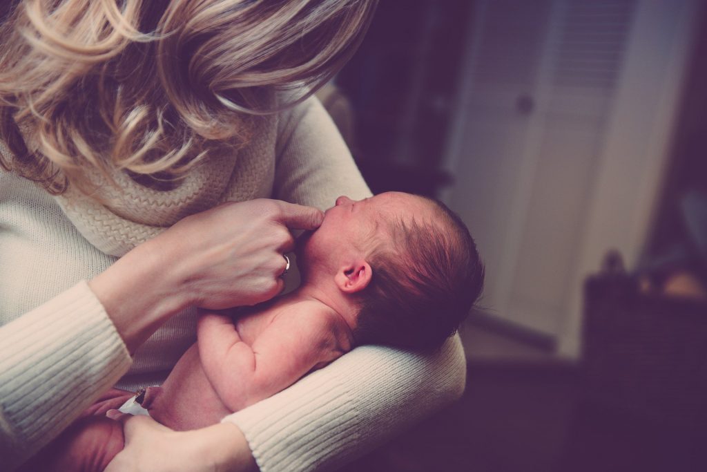 plasma - una mamá con un recién nacido en sus brazos