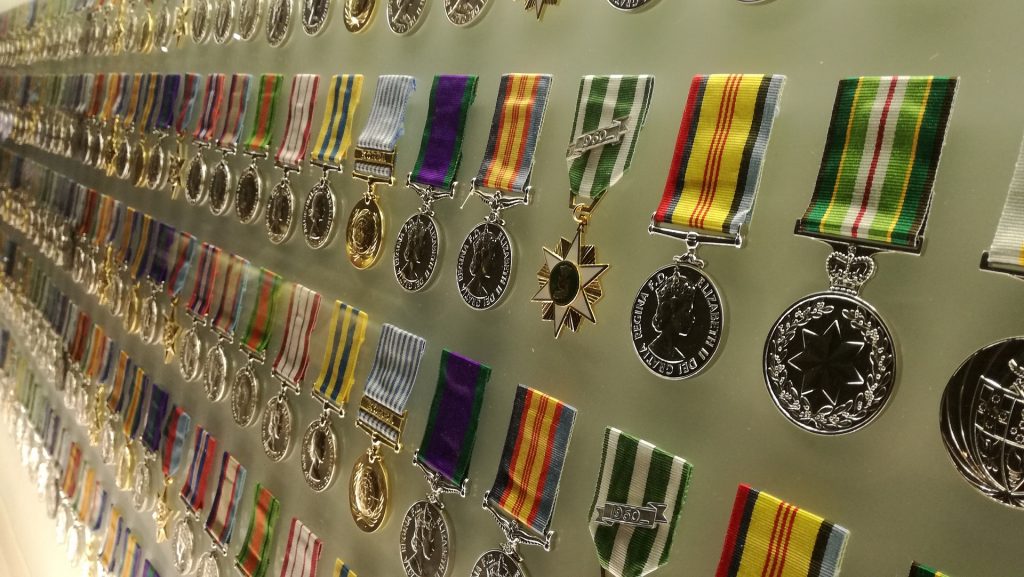 porta-estandarte - muitas medalhas penduradas em uma fileira