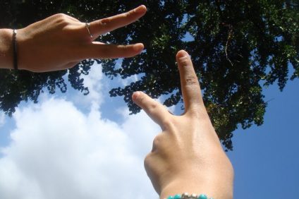 guariti - mani al cielo che indicano il segno della vittoria