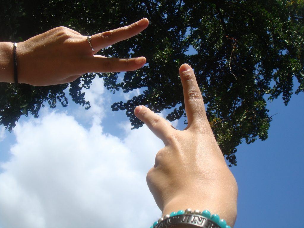 guéri - les mains vers le ciel indiquant le signe de la victoire