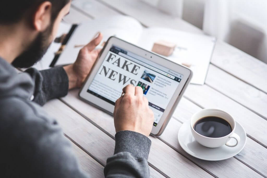 Richtig oder falsch? - Tablet mit geschriebenen Fake News