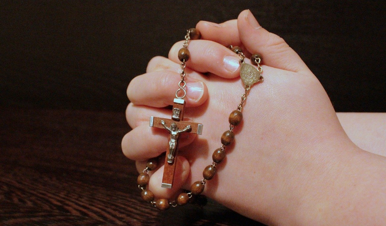in preghiera - un rosario nelle mani