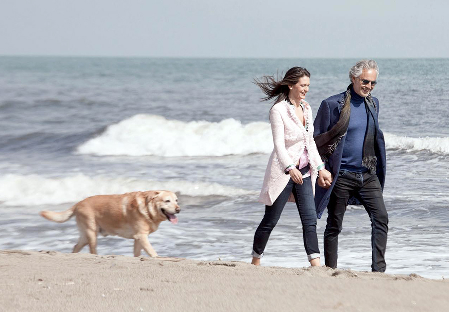 bocelli con la moglie ed il cane sulla spiaggia 