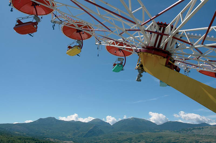 musei - una giostra del RB Ride di Cartsen Holler. -museums - a carousel of the RB Ride by Carsten Holler.