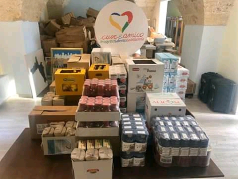 A commodity of food parcels collected by Cuore Amico Onlus