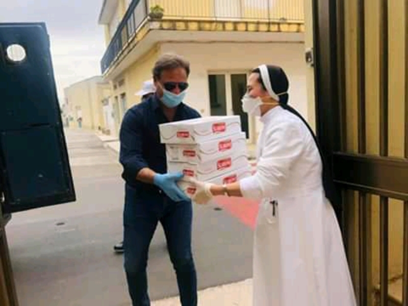 Coração - Paolo Pagliaro entrega pacotes de comida para uma freira