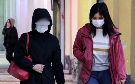 Mascherine - due ragazze che camminano e indossano la mascherina  - masks: two girls walking wearing a mask