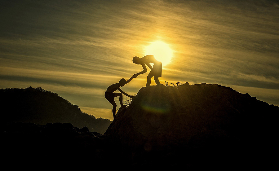 Mulino Bianco - two boys climbing a small mountain