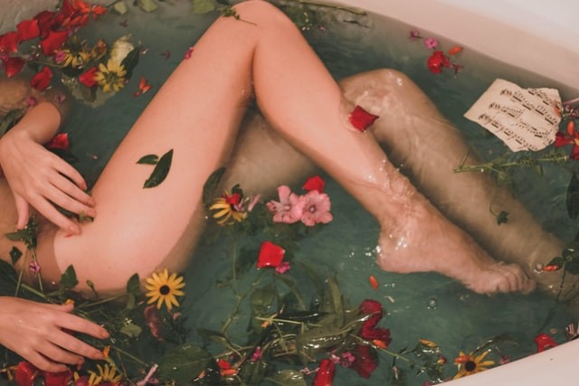 Alessia Marcuzzi - corpo nella vasca da bagno 