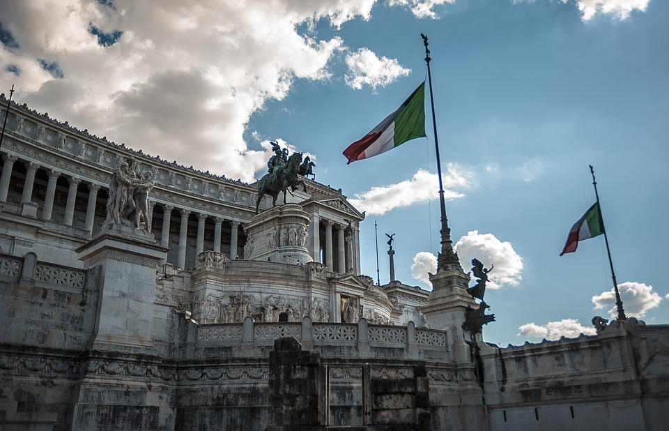 arrows - the altar of the fatherland in rome