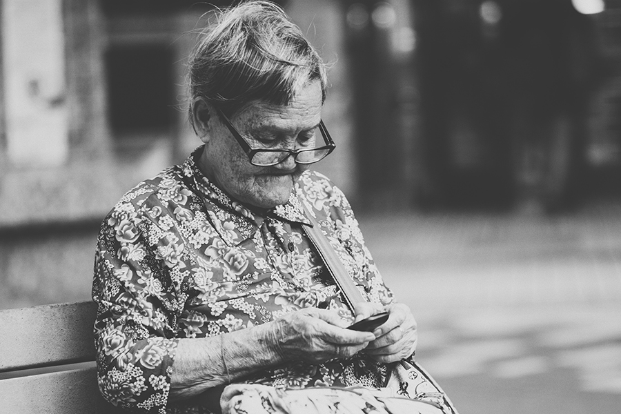 rieti - una signora anziana con un cellulare nelle mani 