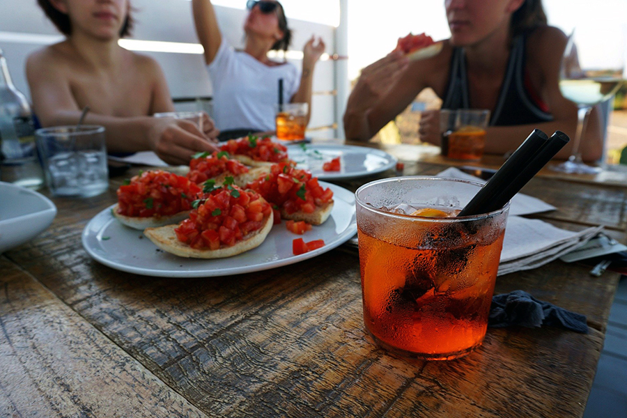 tavola apparecchiata con aperitivo