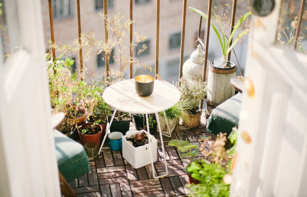 Case - Un balcon avec une petite table