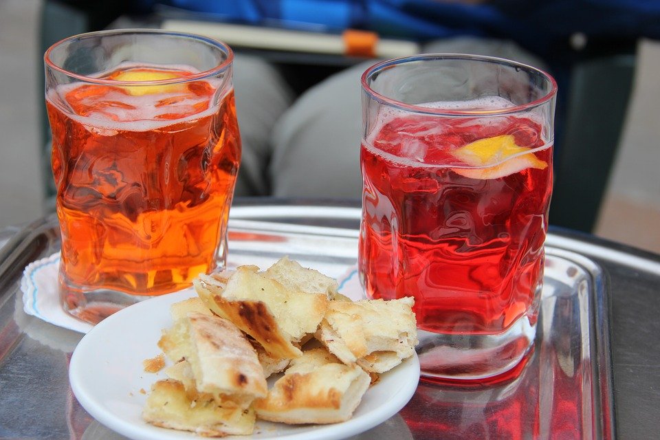 due bicchieri di aperitivo con stuzzichini 