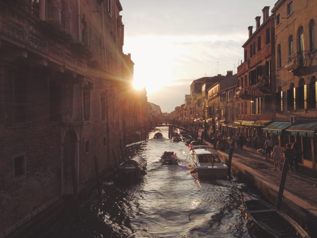 tom cruise - un canale di venezia  - a canal in Venice