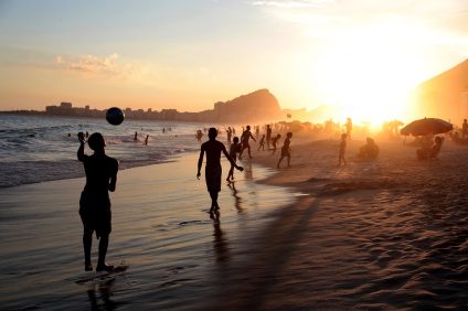 la spiaggia di copacabana al tramonto